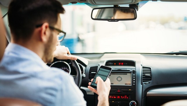 Las ayudas a la conducción ganan terreno en los autos y crece el debate por los niveles de seguridad