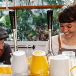 Los 7 trabajos sin experiencia con los que los jóvenes consiguen su primer empleo y cuánto pagan