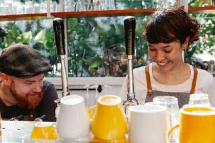 Los 7 trabajos sin experiencia con los que los jóvenes consiguen su primer empleo y cuánto pagan