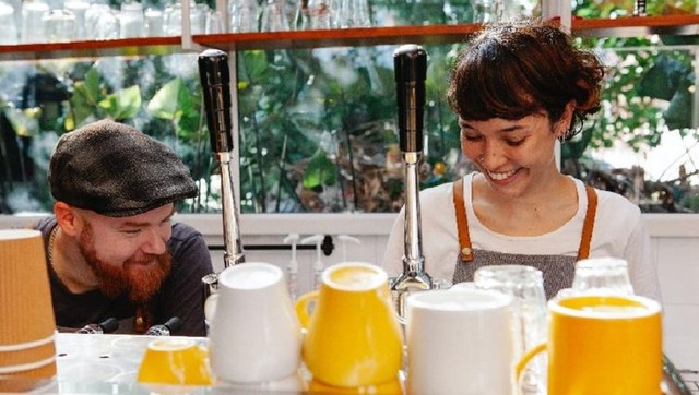 Los 7 trabajos sin experiencia con los que los jóvenes consiguen su primer empleo y cuánto pagan