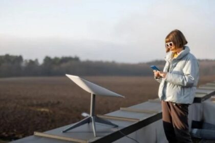 Por qué ya no habrá que “luchar” con la antena de Starlink para tener Internet satelital rápida