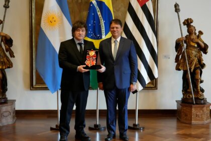 Milei se reunió con Tarcísio de Freitas en San Pablo y fue condecorado con la Orden de Ipiranga