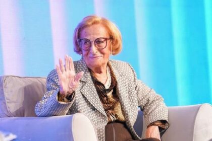 Tiene 101 años, maneja y traba todos los días y se volvió una sensación en las redes sociales