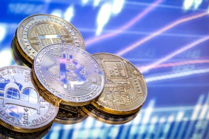 Bitcoin sube y vuelve a acercarse a los u$s65.000, mientras las altcoins avanzan hasta 4,3%