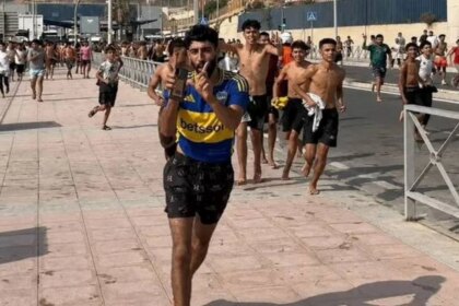 Boca es mundial: un joven marroquí cruzó la frontera de Ceuta con una camiseta del Xeneize