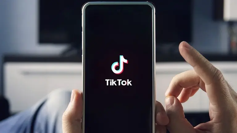 La Unión Europea acorrala a TikTok por poner en riesgo a los menores y promete multas pesadas