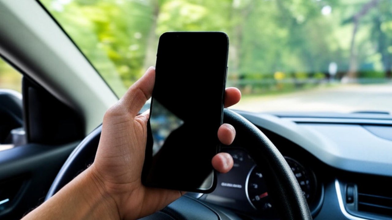 Las ADAS pueden intervenir si se está usando el teléfono y se quita el foco del volante.