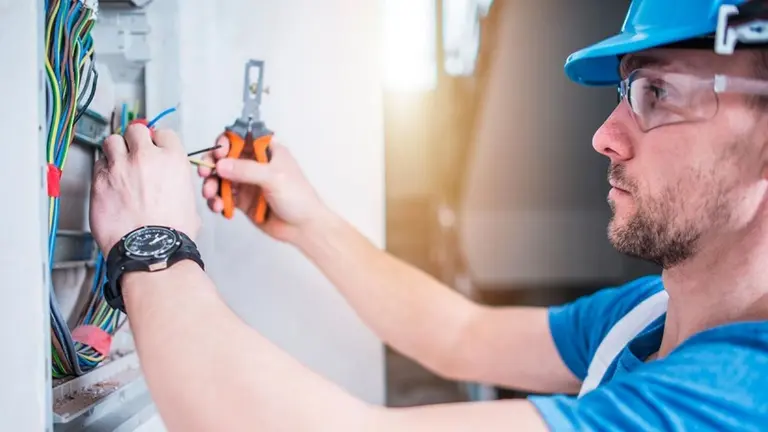 Cuánto cobran un albañil, un electricista y un plomero por su trabajo en julio 2026