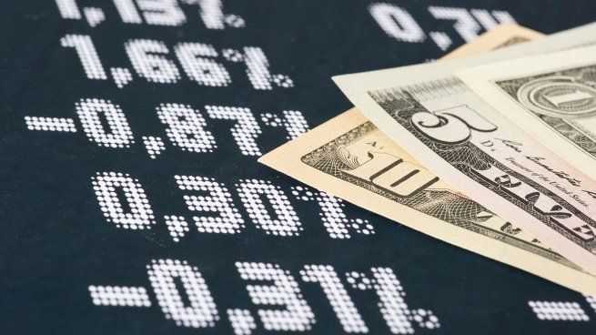 El dólar se encamina a su mayor retroceso semanal desde abril.