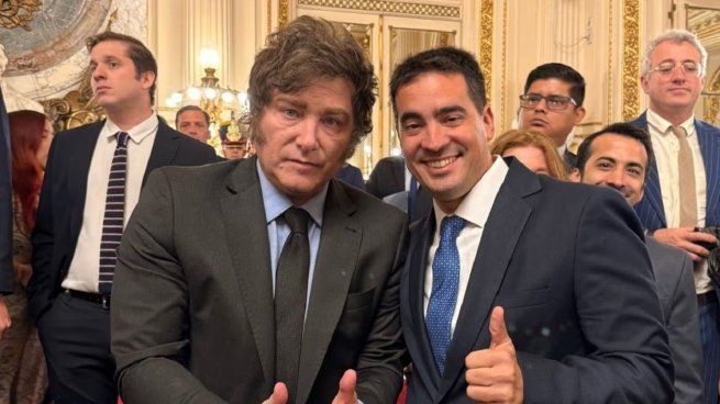 Javier Milei respaldó a su vocero luego de las críticas por marcarle un valor clave al dólar.