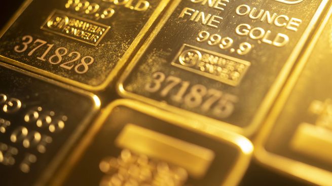 Oro retrocede: El metal precioso opera sin cambios tras tocar máximos de dos semanas.