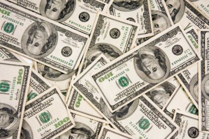El dólar inició agosto con una nueva suba y el mayorista rozó los $1.500