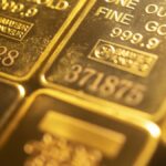 El oro se recuperó, mientras el dólar se debilitó y se mantuvo la incertidumbre sobre la Fed