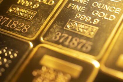 El oro se recuperó, mientras el dólar se debilitó y se mantuvo la incertidumbre sobre la Fed