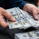 El dólar blue ya bajó $20 en agosto y se acerca al oficial: la brecha está debajo del 3%