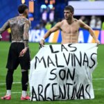 El peculiar destino que tendrá la bandera que levantaron los jugadores de la Selección en reclamo de las Islas Malvinas