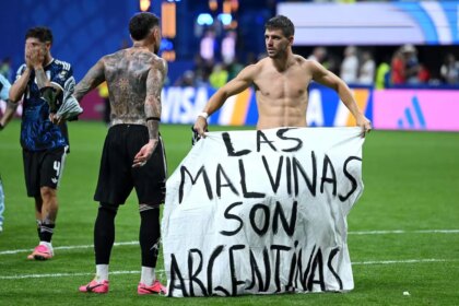 El peculiar destino que tendrá la bandera que levantaron los jugadores de la Selección en reclamo de las Islas Malvinas