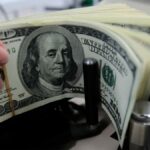 El dólar mayorista retrocede en el cierre de la semana y expande la brecha con el CCL