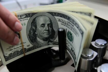 El dólar mayorista retrocede en el cierre de la semana y expande la brecha con el CCL