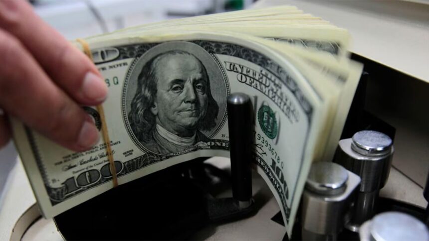 El dólar mayorista retrocede en el cierre de la semana y expande la brecha con el CCL
