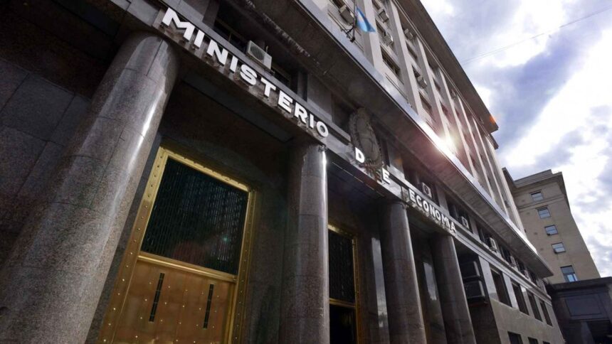 Deuda: Economía enfrenta vencimientos por $21 billones en agosto y se prepara para el primer test del mes