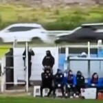 Solo en Uruguay: una pelota salió de la cancha y provocó un choque durante un partido