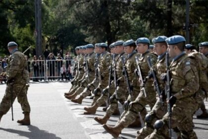 El Gobierno dará un bono de $50.000 en agosto a militares y fuerzas de seguridad