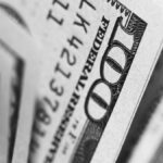 El dólar oficial cayó por tercera jornada consecutiva y estiró la brecha con los paralelos