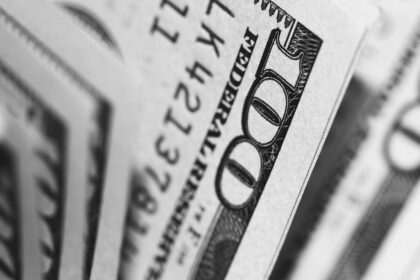 El dólar oficial cayó por tercera jornada consecutiva y estiró la brecha con los paralelos