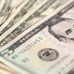 El dólar mayorista sube, pero mantiene la distancia con el techo de la banda cerca de máximos en dos meses