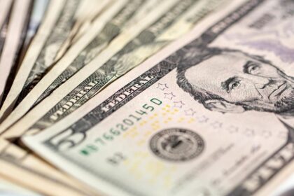 El dólar mayorista sube, pero mantiene la distancia con el techo de la banda cerca de máximos en dos meses