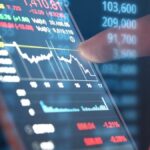 Los ADRs bajan hasta 2%, pero una acción avanza 5% y el riesgo país se aleja de los 470 puntos