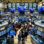 Wall Street retrocede tras tocar niveles récord, mientras el petróleo acumula subas semanales del 5%