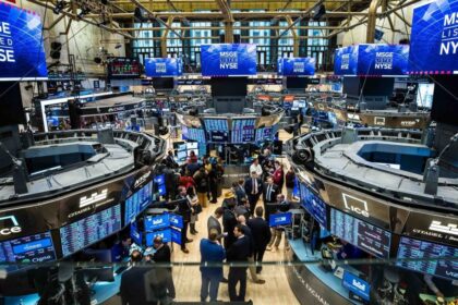 Wall Street retrocede tras tocar niveles récord, mientras el petróleo acumula subas semanales del 5%