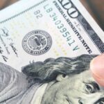 El dólar mayorista cayó debajo de los $1.490 y tocó mínimos de agosto