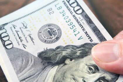 El dólar mayorista cayó debajo de los $1.490 y tocó mínimos de agosto