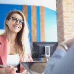 IA elimina 30% de los puestos junior y expertos recomiendan dónde conseguir el primer empleo