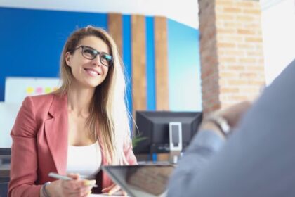 IA elimina 30% de los puestos junior y expertos recomiendan dónde conseguir el primer empleo