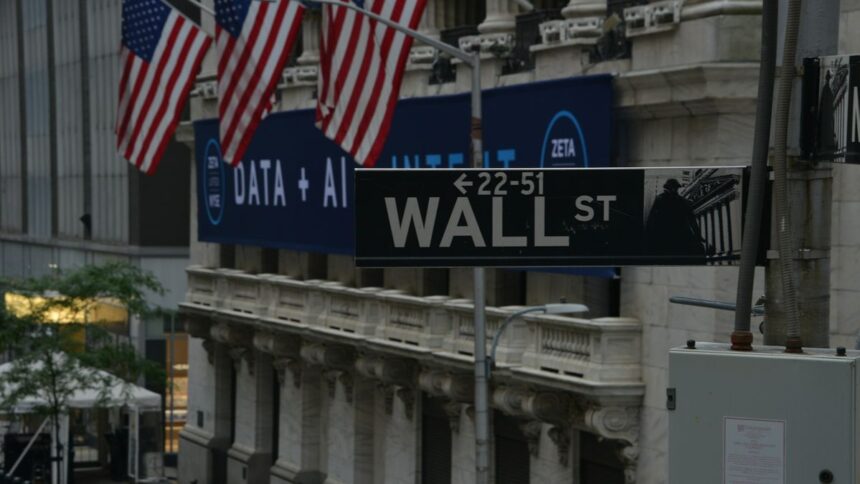 Wall Street no logra sostener el rebote: cae por la baja de los bonos del Tesoro y el rebote del petróleo