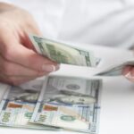 El dólar mayorista pisó el freno y volvió a cerrar debajo de la barrera en los $1.500 impuesta por el Gobierno