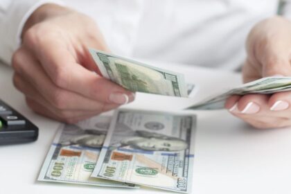 El dólar mayorista pisó el freno y volvió a cerrar debajo de la barrera en los $1.500 impuesta por el Gobierno