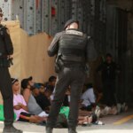Cinco inmigrantes ilegales atacaron brutalmente a un policía español durante un intento de robo en Ceuta