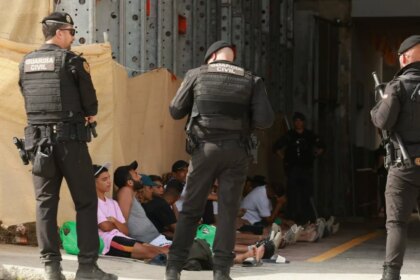 Cinco inmigrantes ilegales atacaron brutalmente a un policía español durante un intento de robo en Ceuta