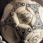 La pelota que Maradona usó para marcar el mejor gol de la historia de los mundiales se vendió por una cifra millonaria