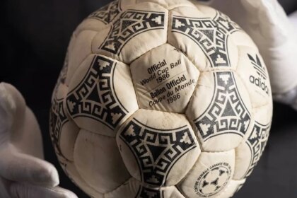 La pelota que Maradona usó para marcar el mejor gol de la historia de los mundiales se vendió por una cifra millonaria