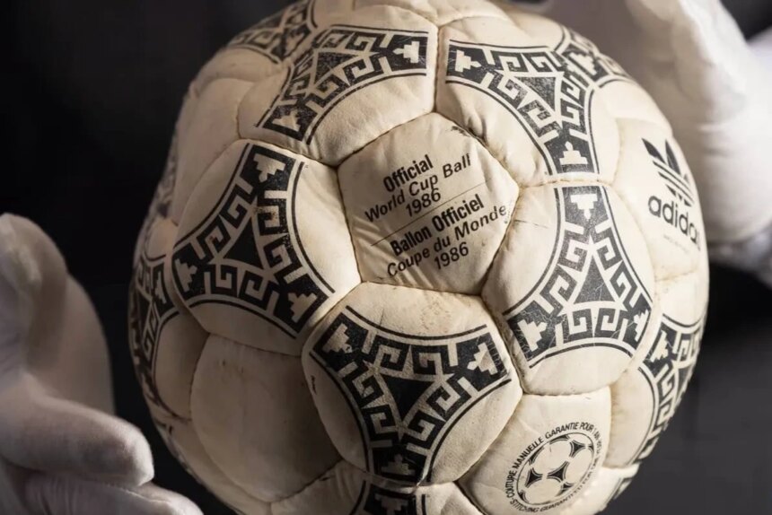 La pelota que Maradona usó para marcar el mejor gol de la historia de los mundiales se vendió por una cifra millonaria