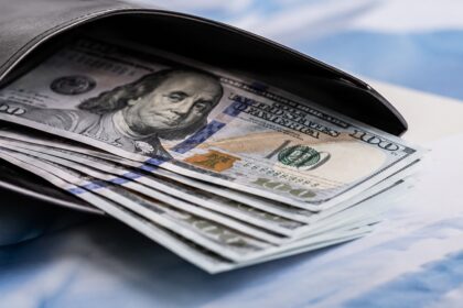 El dólar blue cayó $10 y la brecha perforó el 3% ante mayor presión en el mercado oficial