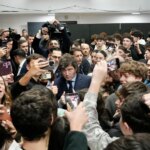 Javier Milei brindó una charla en la Escuela ORT y fue ovacionado por alumnos del colegio