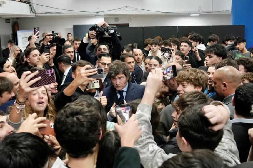 Javier Milei brindó una charla en la Escuela ORT y fue ovacionado por alumnos del colegio