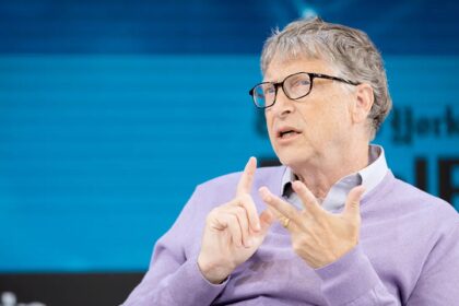 Bill Gates advierte que la IA eliminará empleos y propone reservar puestos para humanos